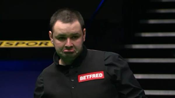 他的肩膀出 他的肩膀出